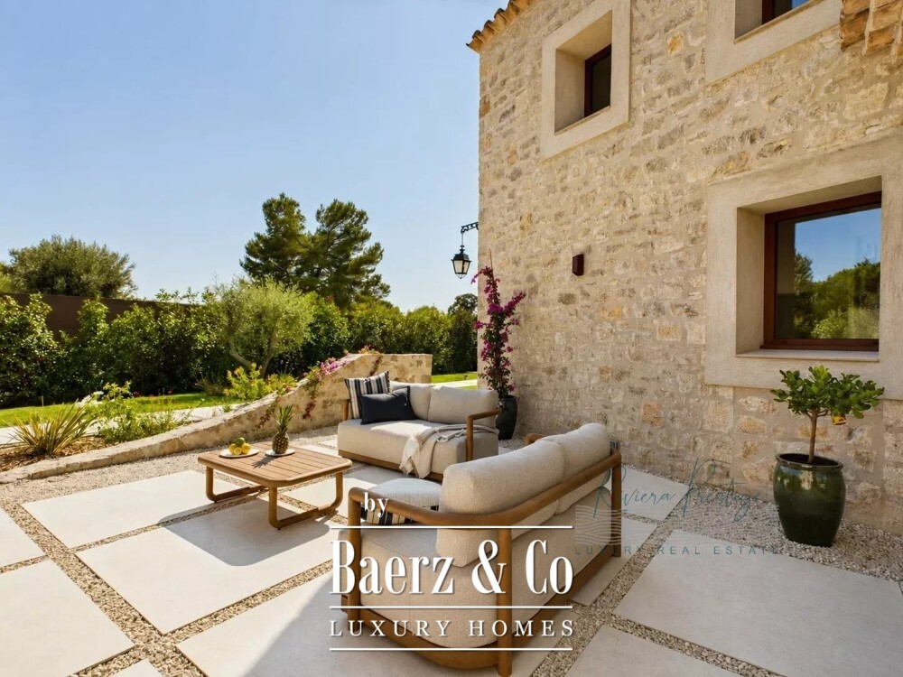 Elegant 5-Bedroom Villa with Pool in Castellaras Aréa image