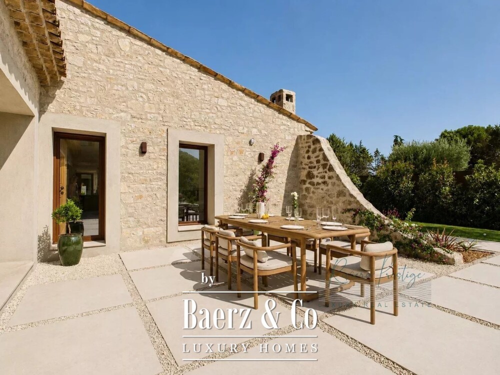 Elegant 5-Bedroom Villa with Pool in Castellaras Aréa image