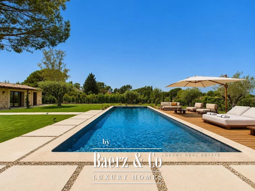 Elegant 5-Bedroom Villa with Pool in Castellaras Aréa image