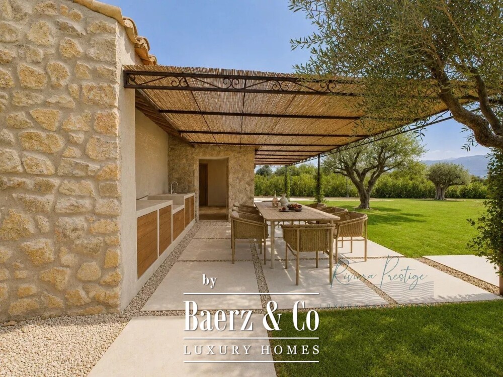 Elegant 5-Bedroom Villa with Pool in Castellaras Aréa image