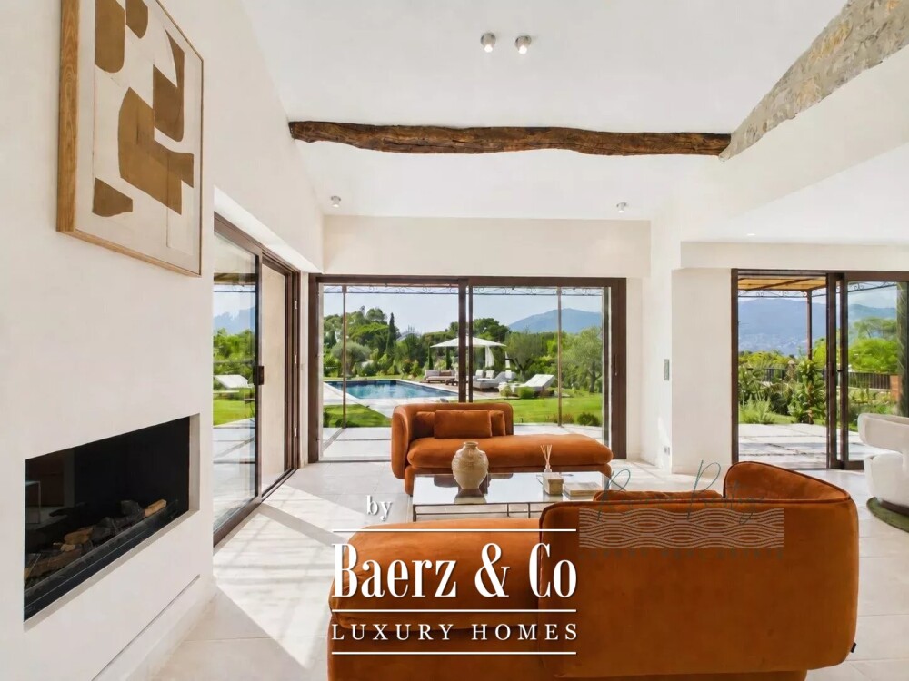 Elegant 5-Bedroom Villa with Pool in Castellaras Aréa image