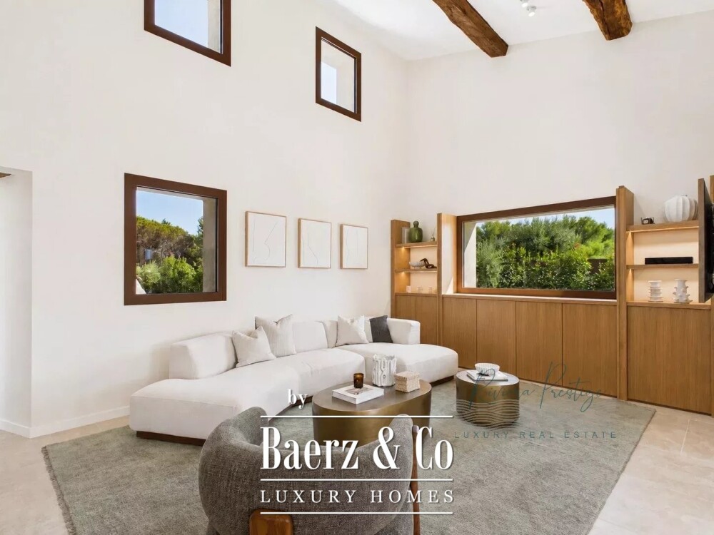 Elegant 5-Bedroom Villa with Pool in Castellaras Aréa image