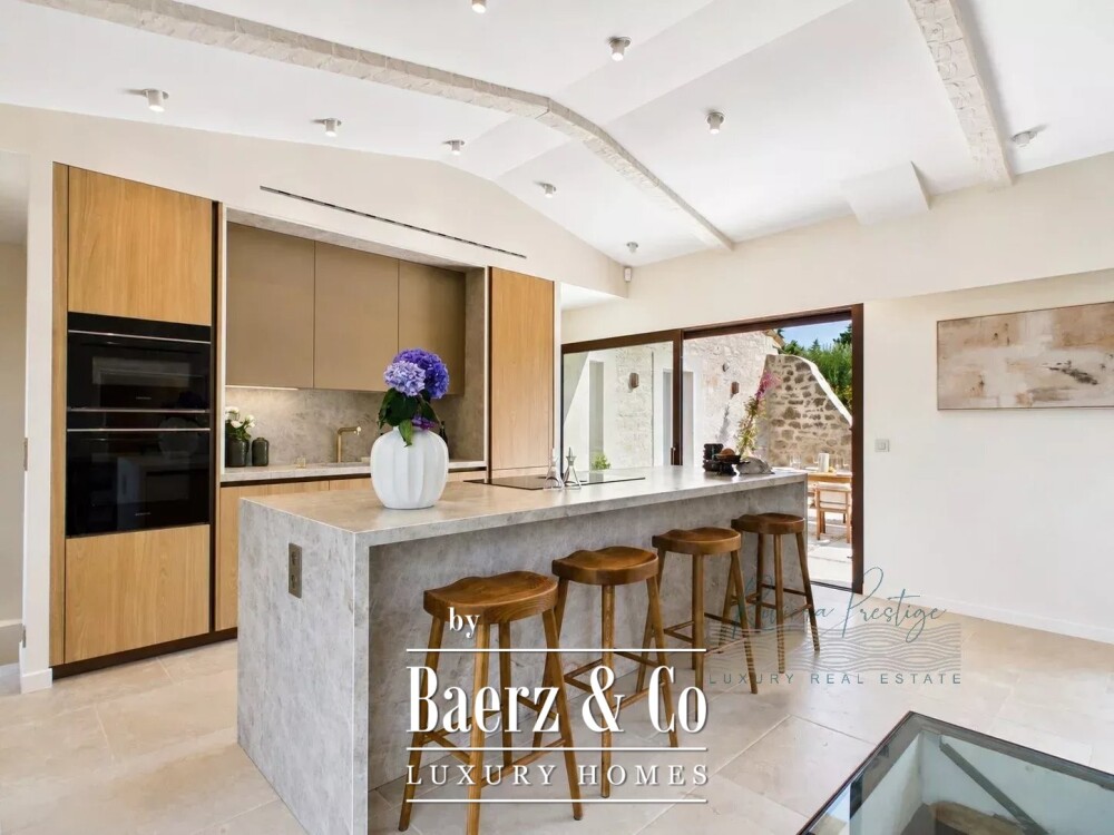 Elegant 5-Bedroom Villa with Pool in Castellaras Aréa image