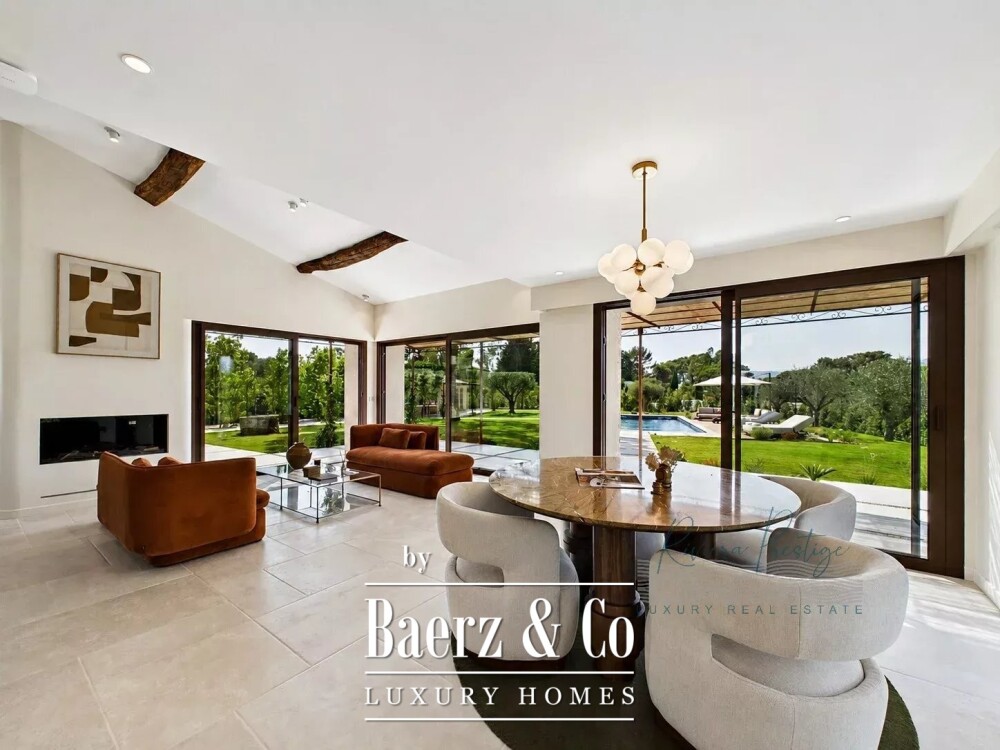 Elegant 5-Bedroom Villa with Pool in Castellaras Aréa image