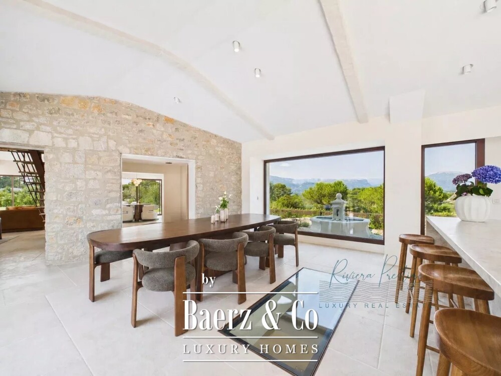Elegant 5-Bedroom Villa with Pool in Castellaras Aréa image