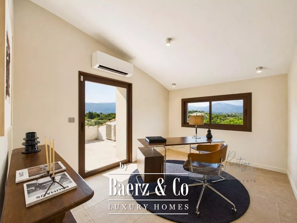 Elegant 5-Bedroom Villa with Pool in Castellaras Aréa image