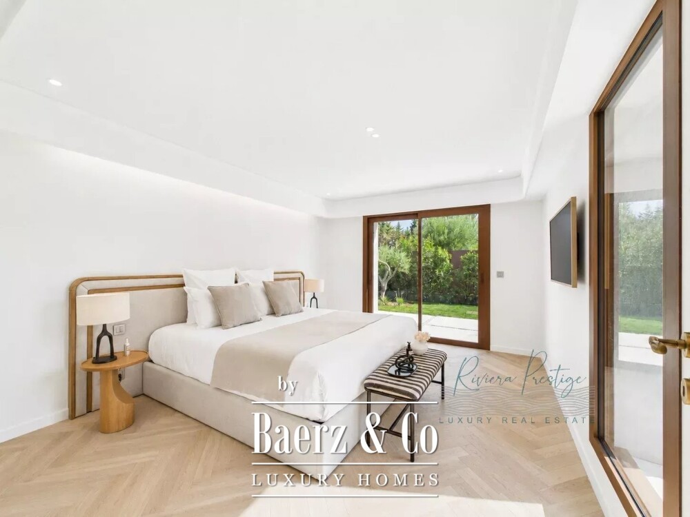 Elegant 5-Bedroom Villa with Pool in Castellaras Aréa image