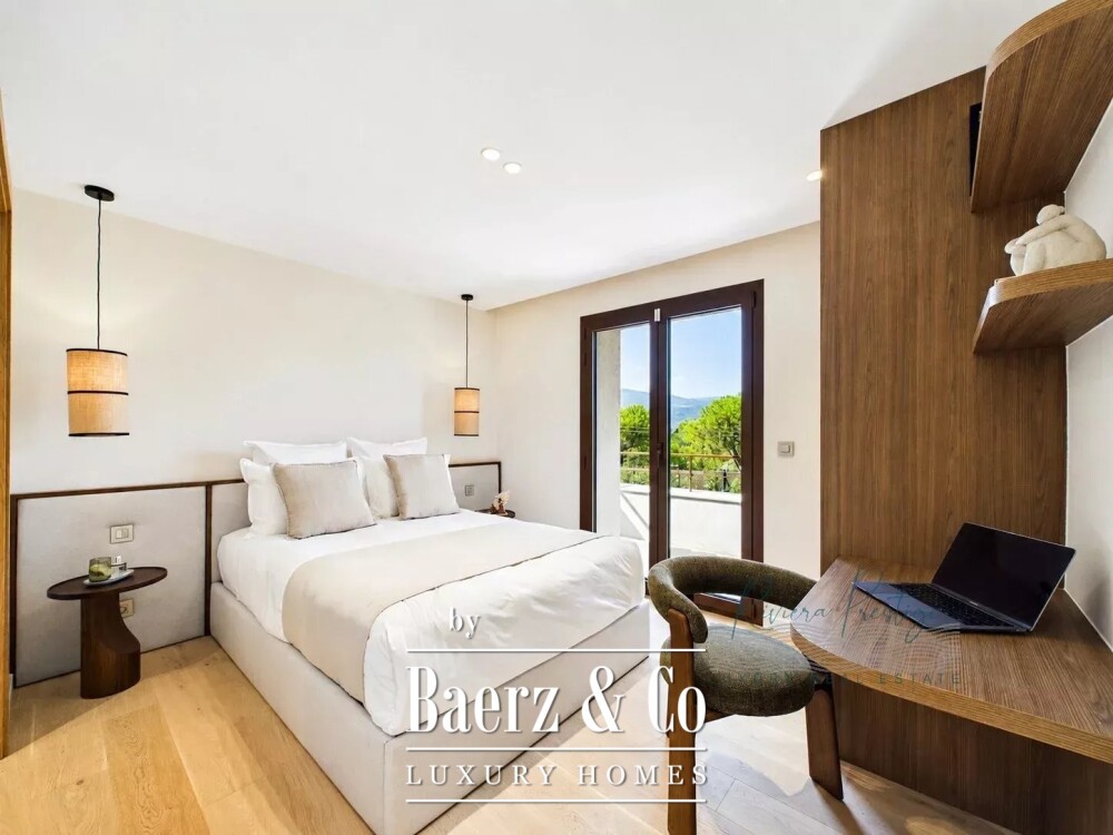 Elegant 5-Bedroom Villa with Pool in Castellaras Aréa image