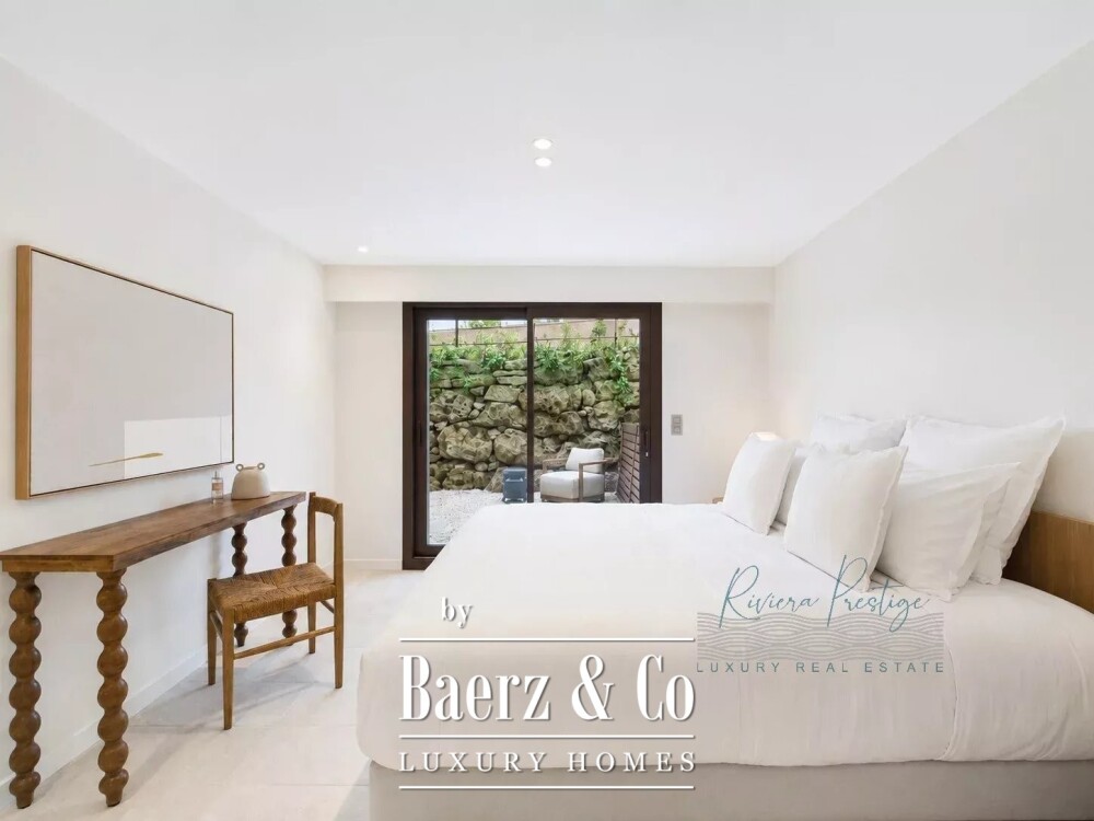 Elegant 5-Bedroom Villa with Pool in Castellaras Aréa image