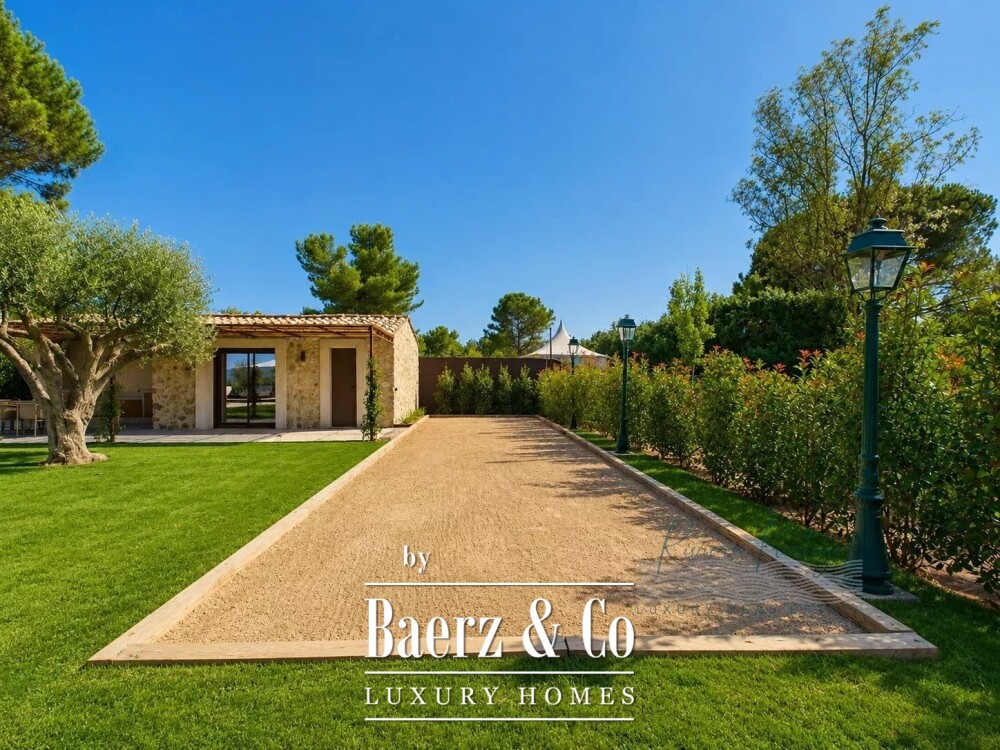 Elegant 5-Bedroom Villa with Pool in Castellaras Aréa image