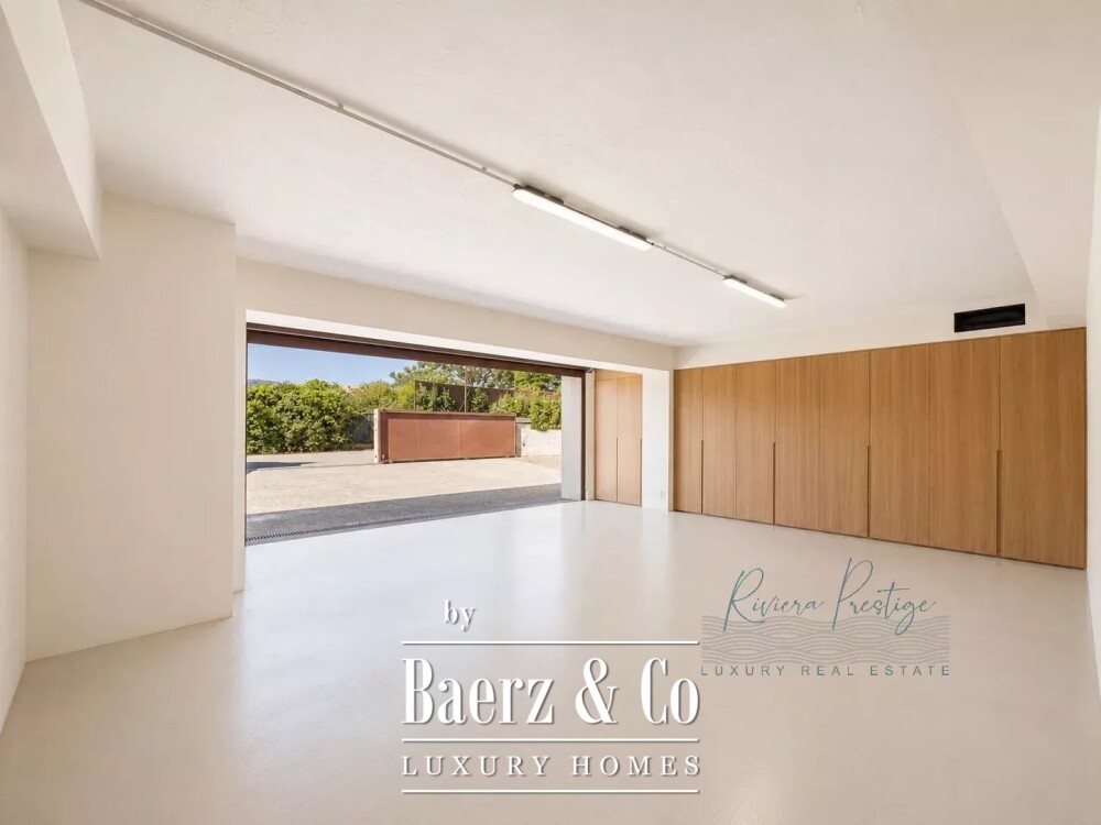 Elegant 5-Bedroom Villa with Pool in Castellaras Aréa image