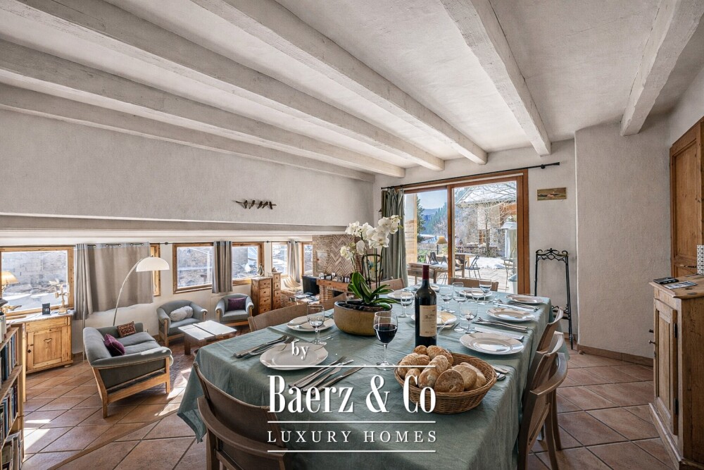 An exceptional chalet facing the mountain peaks image