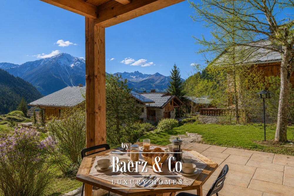 An exceptional chalet facing the mountain peaks image