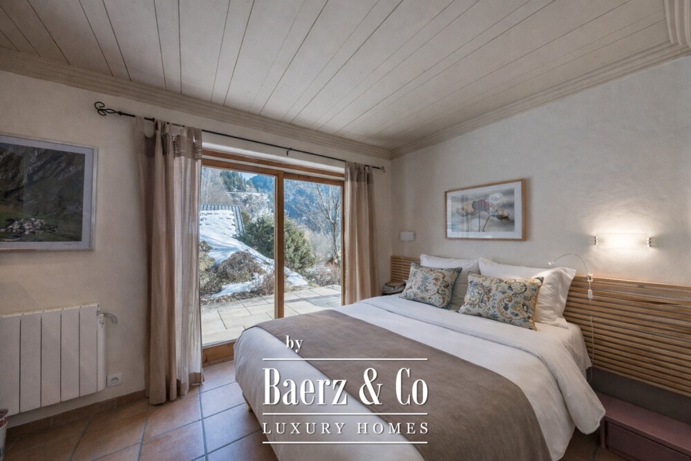 An exceptional chalet facing the mountain peaks image