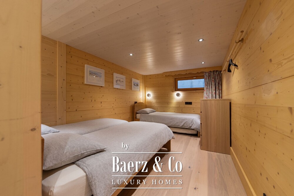 5-bedroom chalet - Ski-in/ski-out image