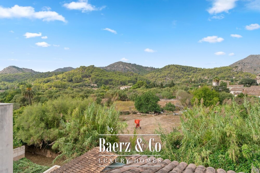 Traditional village house with a spacious patio and renovation potential in S’Arracó image