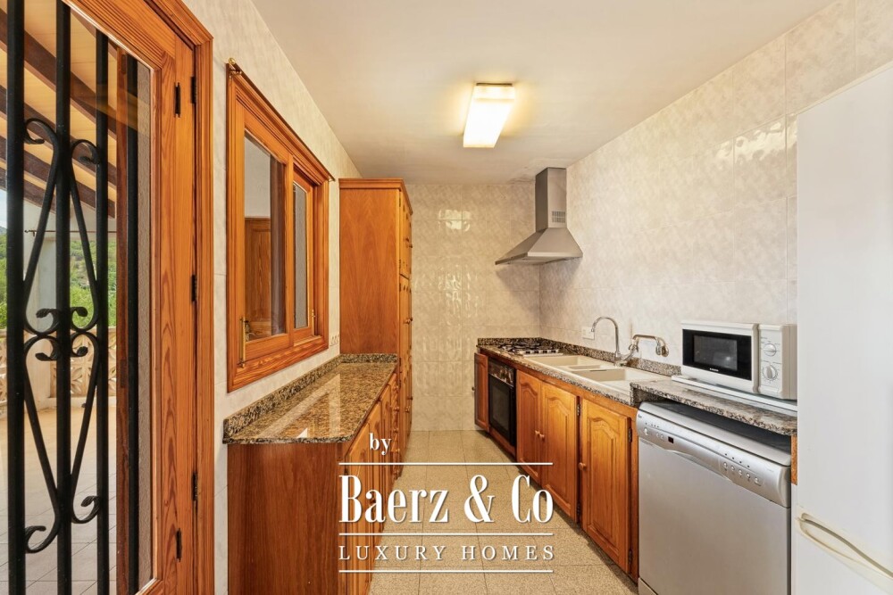 Traditional village house with a spacious patio and renovation potential in S’Arracó image