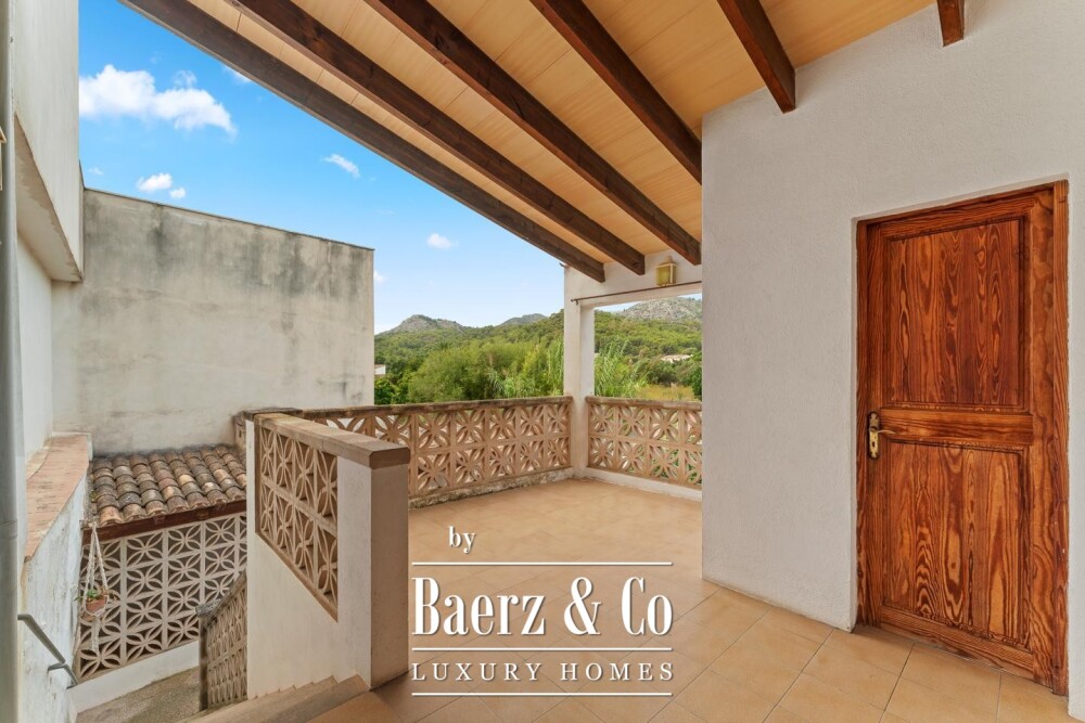 Traditional village house with a spacious patio and renovation potential in S’Arracó image