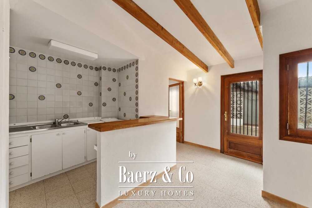Traditional village house with a spacious patio and renovation potential in S’Arracó image