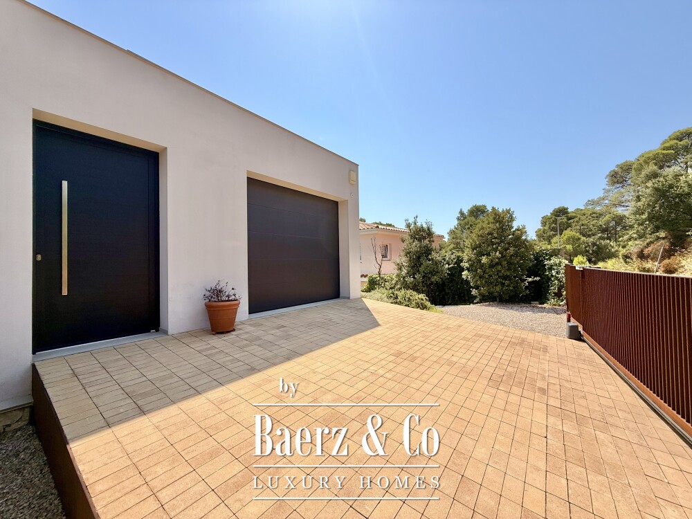 For sale contemporary villa with sea views, Begur image
